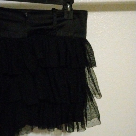 PAPAYA SHELL Black 3 layered meashed short skirt. - Picture 5 of 8